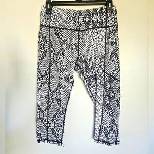 Kiava Black White Snakeskin print cropped Capri length leggings 18" Medium M